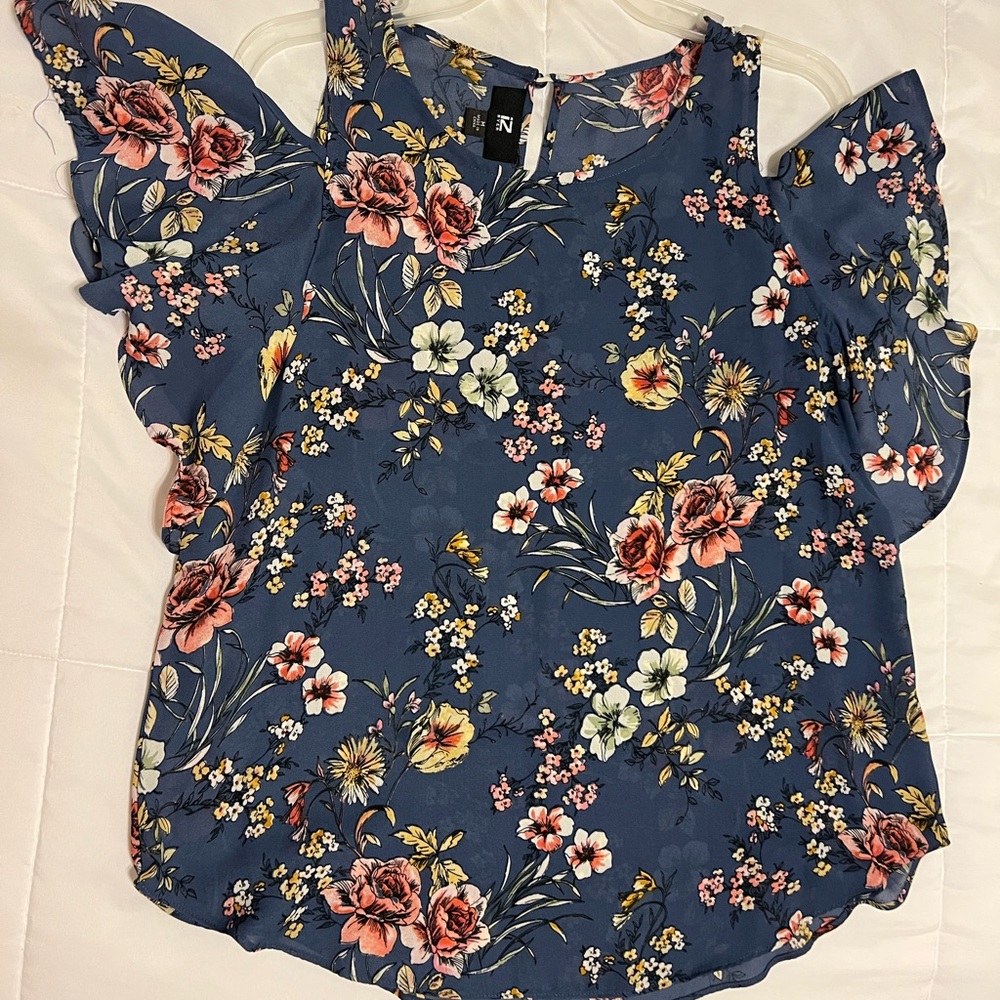 Women’s Cold Shoulder top, Size M